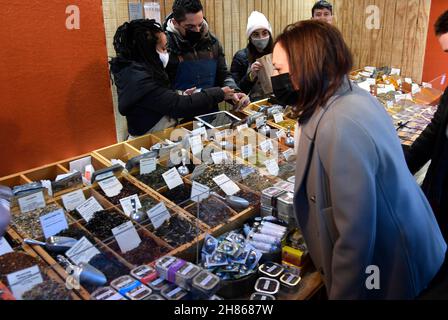 Washington, DC. 27 novembre 2021. Il vicepresidente degli Stati Uniti Kamala Harris guarda una selezione di spezie in quanto sostiene le piccole imprese Sabato con una visita al DCs Downtown Holiday Market, Sabato, 27 novembre 2021, a Washington, CC. Credit: Mike Theiler/Pool via CNP/dpa/Alamy Live News Foto Stock