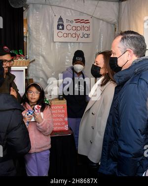 Washington, DC. 27 novembre 2021. Il vicepresidente degli Stati Uniti Kamala Harris (C) e il secondo gentiluomo Douglas Emhoff (R) sostengono le piccole imprese sabato con una visita al mercato delle vacanze del centro di DCs, sabato 27 novembre 2021, a Washington, CC. Credit: Mike Theiler/Pool via CNP/dpa/Alamy Live News Foto Stock