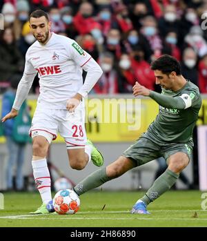 Colonia, Germania. 27 novembre 2021. Ellyes Skhiri (L) di Colonia vies con Lars Stindl di Moenchengladbach durante la prima divisione tedesca Bundesliga partita di calcio tra FC Colonia e Borussia Moenchengladbach a Colonia, Germania, 27 novembre 2021. Credit: Ulrich Hufnage/Xinhua/Alamy Live News Foto Stock