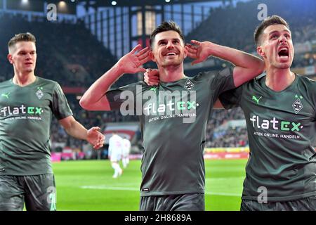 Colonia, Germania. 27 novembre 2021. Jonas Hofmann (C) di Moenchengladbach celebra dopo aver segnato durante la prima divisione tedesca Bundesliga partita di calcio tra FC Colonia e Borussia Moenchengladbach a Colonia, Germania, 27 novembre 2021. Credit: Ulrich Hufnage/Xinhua/Alamy Live News Foto Stock