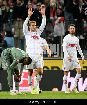 Colonia, Germania. 27 novembre 2021. Sebastian Andersson (II L) di Colonia festeggia dopo aver segnato durante la prima divisione tedesca Bundesliga partita di calcio tra il FC Colonia e Borussia Moenchengladbach a Colonia, Germania, 27 novembre 2021. Credit: Ulrich Hufnage/Xinhua/Alamy Live News Foto Stock