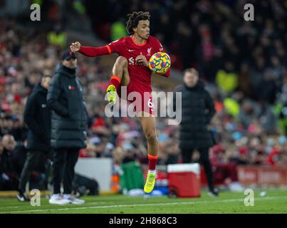 Liverpool. 28 novembre 2021. Il Trent Alexander-Arnold di Liverpool compete durante la partita della Premier League inglese tra Liverpool e Southampton a Liverpool, in Gran Bretagna, il 27 novembre 2021. Credit: Xinhua/Alamy Live News Foto Stock