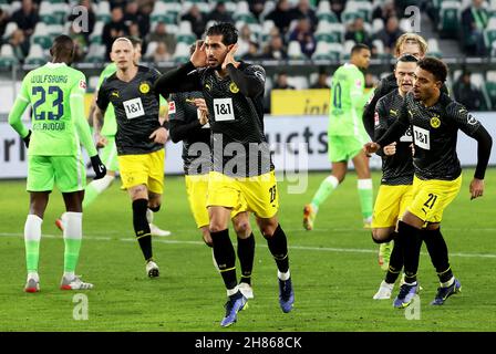 Wolfsburg, Germania. 27 novembre 2021. Emre Can (C, fronte) di Dortmund festeggia dopo la prima divisione tedesca Bundesliga partita di calcio tra Borussia Dortmund e VfL Wolfsburg a Wolfsburg, Germania, 27 novembre 2021. Credit: Joachim Bywaletz/Xinhua/Alamy Live News Foto Stock