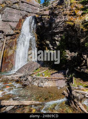 Baring Creek scorre sulle cascate di Baring, Glacier National Park, Montana, USA Foto Stock