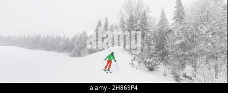 Sci. Uomo su sci in sci alpino concetto - sciatore sci discesa a montagna neve piste coperte in inverno su neve perfetta giorno mentre Foto Stock