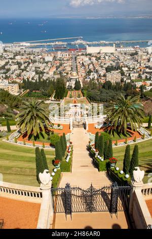 Israele, Haifa, i giardini del Santuario di Bahai. Centro di Haifa, il porto e la baia sullo sfondo Foto Stock