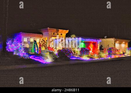Palm Springs, Stati Uniti. 28 novembre 2021. Usuale americano sopra la parte superiore (presto) esposizione delle luci di Natale che circondano una sede a Palm Springs, California, Stati Uniti accreditamento: Motofoto/Alamy Live News Foto Stock