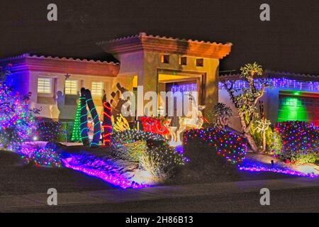 Palm Springs, Stati Uniti. 28 novembre 2021. Usuale americano sopra la parte superiore (presto) esposizione delle luci di Natale che circondano una sede a Palm Springs, California, Stati Uniti accreditamento: Motofoto/Alamy Live News Foto Stock