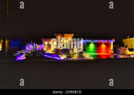 Palm Springs, Stati Uniti. 28 novembre 2021. Usuale americano sopra la parte superiore (presto) esposizione delle luci di Natale che circondano una sede a Palm Springs, California, Stati Uniti accreditamento: Motofoto/Alamy Live News Foto Stock