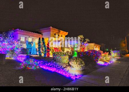 Palm Springs, Stati Uniti. 28 novembre 2021. Usuale americano sopra la parte superiore (presto) esposizione delle luci di Natale che circondano una sede a Palm Springs, California, Stati Uniti accreditamento: Motofoto/Alamy Live News Foto Stock
