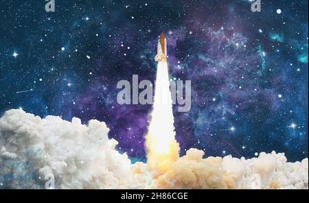 Spazio di lancio navetta. Spazio profondo. Bellezza dell'universo infinito. Elementi di questa immagine forniti dalla NASA Foto Stock