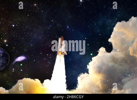 Spazio di lancio navetta. Spazio profondo. Bellezza dell'universo infinito. Elementi di questa immagine forniti dalla NASA Foto Stock