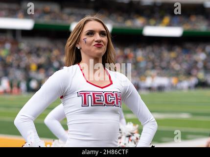 Waco, Texas, Stati Uniti. 27 novembre 2021. Texas Tech Red Raiders cheerleader durante la seconda metà della partita di calcio NCAA tra i Texas Tech Red Raiders e Baylor Bears al McLane Stadium di Waco, Texas. Matthew Lynch/CSM/Alamy Live News Foto Stock