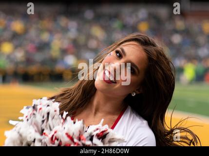 Waco, Texas, Stati Uniti. 27 novembre 2021. Texas Tech Red Raiders cheerleaders durante la seconda metà della partita di calcio NCAA tra i Texas Tech Red Raiders e Baylor Bears al McLane Stadium di Waco, Texas. Matthew Lynch/CSM/Alamy Live News Foto Stock