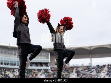Waco, Texas, Stati Uniti. 27 novembre 2021. Texas Tech Red Raiders cheerleader durante la seconda metà della partita di calcio NCAA tra i Texas Tech Red Raiders e Baylor Bears al McLane Stadium di Waco, Texas. Matthew Lynch/CSM/Alamy Live News Foto Stock