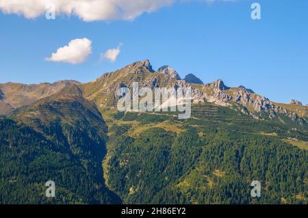 Aspre scogliere di cima del monte Elfer, Stubaital, Tirolo, Austria Foto Stock