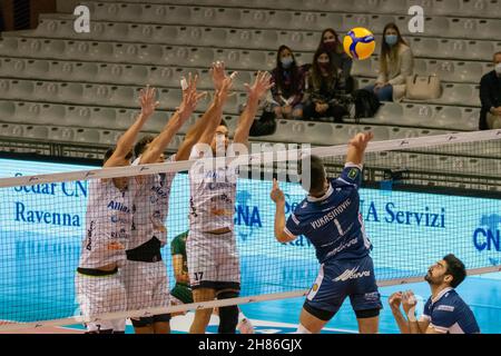 Ravenna, Italia. 27 novembre 2021. Marko Vukasinovic (Ravenna) Spike durante Consar Ravenna vs Allianz Milano, Volleyball Campionato Italiano Serie A Men Superleague a Ravenna, Italia, Novembre 27 2021 Credit: Independent Photo Agency/Alamy Live News Foto Stock