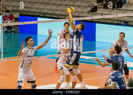 Ravenna, Italia. 27 novembre 2021. Mateusz Biernat (Ravenna) ambientato durante Consar Ravenna vs Allianz Milano, Campionato Italiano Pallavolo Serie A Men Superleague a Ravenna, Italia, Novembre 27 2021 Credit: Agenzia indipendente di Foto/Alamy Live News Foto Stock