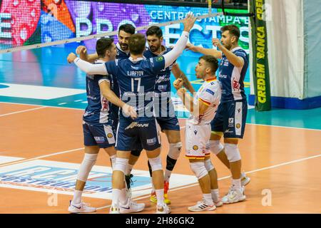 Ravenna, Italia. 27 novembre 2021. Esultanza Ravenna durante Consar Ravenna vs Allianz Milano, Volley Campionato Italiano Serie A Men Superleague a Ravenna, Italia, Novembre 27 2021 Credit: Agenzia fotografica indipendente/Alamy Live News Foto Stock