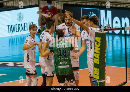 Ravenna, Italia. 27 novembre 2021. Partenza sei Milano durante Consar Ravenna vs Allianz Milano, Volley Campionato Italiano Serie A Men Superleague a Ravenna, Italia, Novembre 27 2021 credito: Agenzia fotografica indipendente/Alamy Live News Foto Stock