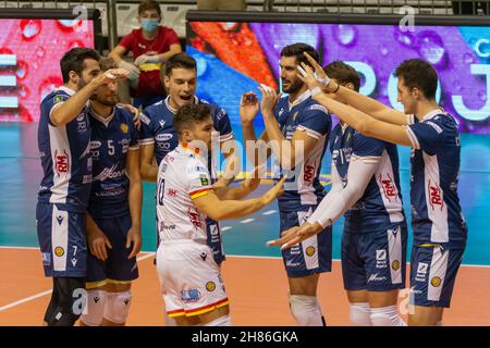 Ravenna, Italia. 27 novembre 2021. Partenza sei Ravenna durante Consar Ravenna vs Allianz Milano, Volley Campionato Italiano Serie A Men Superleague a Ravenna, Italia, Novembre 27 2021 credito: Agenzia fotografica indipendente/Alamy Live News Foto Stock