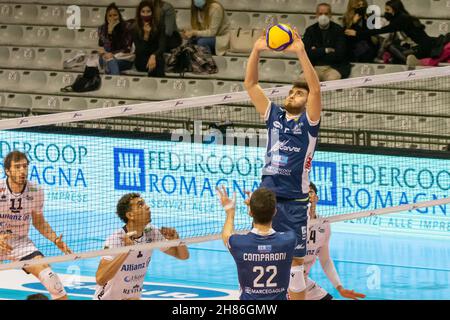 Ravenna, Italia. 27 novembre 2021. Mateusz Biernat (Ravenna) ambientato durante Consar Ravenna vs Allianz Milano, Campionato Italiano Pallavolo Serie A Men Superleague a Ravenna, Italia, Novembre 27 2021 Credit: Agenzia indipendente di Foto/Alamy Live News Foto Stock