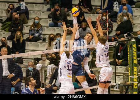 Ravenna, Italia. 27 novembre 2021. Aleksandar Ljaftov (Ravenna) Spike durante Consar Ravenna vs Allianz Milano, Volleyball Campionato Italiano Serie A Men Superleague a Ravenna, Italia, Novembre 27 2021 Credit: Independent Photo Agency/Alamy Live News Foto Stock