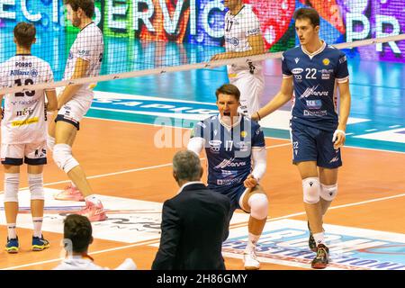 Ravenna, Italia. 27 novembre 2021. Aleksandar Ljaftov (Ravenna) Exult durante il Consar Ravenna vs Allianz Milano, Volley Campionato Italiano Serie A Men Superleague a Ravenna, Italia, Novembre 27 2021 Credit: Agenzia fotografica indipendente/Alamy Live News Foto Stock