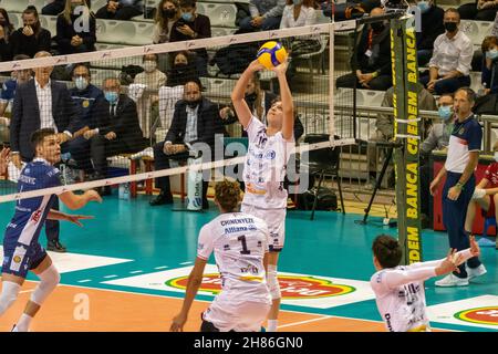 Ravenna, Italia. 27 novembre 2021. Paolo Porro (Milano) ambientato nel corso di Consar Ravenna vs Allianz Milano, Volley Campionato Italiano Serie A Men Superleague a Ravenna, Italia, Novembre 27 2021 Credit: Independent Photo Agency/Alamy Live News Foto Stock