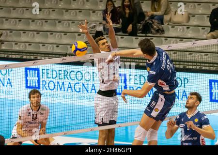 Ravenna, Italia. 27 novembre 2021. Francesco Comparoni (Ravenna) Spike contro il blocco di Barthelemy Chinenyeze (Milano) durante Consar Ravenna vs Allianz Milano, Volleyball Campionato Italiano Serie A Men Superleague a Ravenna, Italia, Novembre 27 2021 Credit: Independent Photo Agency/Alamy Live News Foto Stock