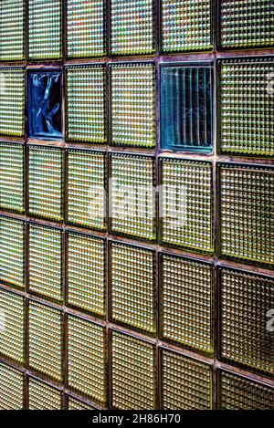 Parete in mattoni di vetro davanti ad un vecchio edificio di uffici a Londra Foto Stock