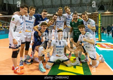 Ravenna, Italia. 27 novembre 2021. Allianz Milano festeggia la vittoria durante Consar Ravenna vs Allianz Milano, Volleyball Campionato Italiano Serie A Men Superleague a Ravenna, Italia, Novembre 27 2021 Credit: Independent Photo Agency/Alamy Live News Foto Stock