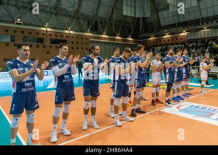 Ravenna, Italia. 27 novembre 2021. Consar RCM Ravenna durante Consar Ravenna vs Allianz Milano, Volley Campionato Italiano Serie A Men Superleague a Ravenna, Italy, November 27 2021 Credit: Agenzia fotografica indipendente/Alamy Live News Foto Stock