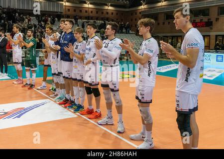 Ravenna, Italia. 27 novembre 2021. Allianz Milano durante Consar Ravenna vs Allianz Milano, Volley Campionato Italiano Serie A Men Superleague a Ravenna, Italia, Novembre 27 2021 Credit: Agenzia fotografica indipendente/Alamy Live News Foto Stock