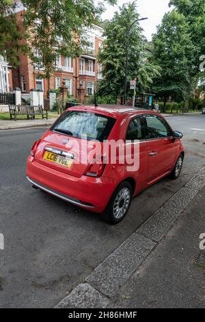 2016 Rosa benzina Fiat 500 Foto Stock