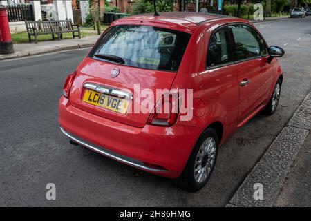 2016 Rosa benzina Fiat 500 Foto Stock