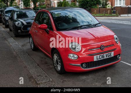 2016 Rosa benzina Fiat 500 Foto Stock