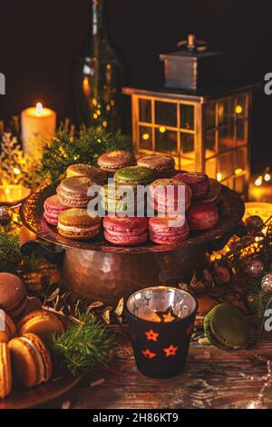 Dessert di macaron francesi in colori pastello su sfondo natalizio festivo Foto Stock