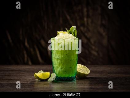Succo di lime fresco con menta verde e ghiaccio tritato nel bicchiere Foto Stock