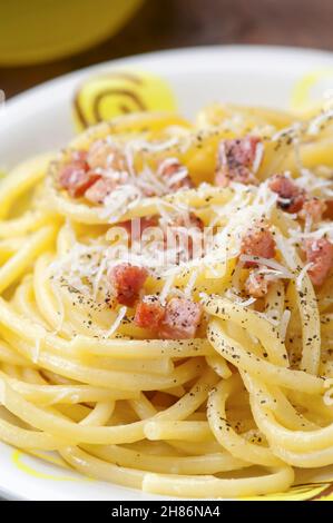 Spaghetti di Carbonara con pancetta e uova Foto Stock