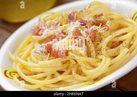 Spaghetti di Carbonara con pancetta e uova Foto Stock