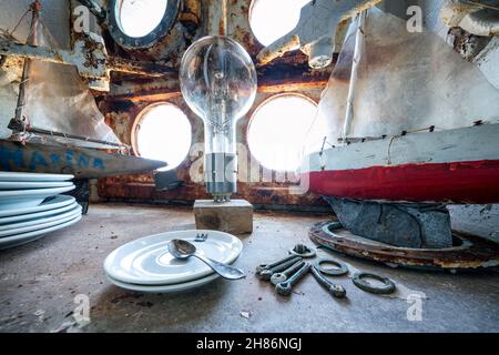 Oggetti antichi di fronte a una finestra a prova di ghiaccio al faro di Märket, Ahvenanmaa, Finlandia Foto Stock