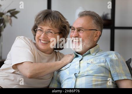 Felice Senior sposato coppia casa candid ritratto Foto Stock