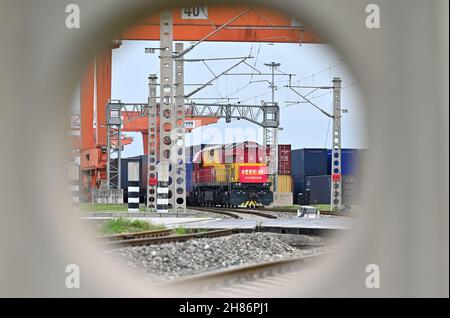 XI'an, la provincia cinese di Shaanxi. 13 aprile 2021. Il treno No. X9041, un treno merci Cina-Europa, si prepara a partire per il Kazakhstan dal porto internazionale di Xi'an a Xi'an, provincia di Shaanxi della Cina nord-occidentale, 13 aprile 2021. Credit: Yibo/Xinhua/Alamy Live News Foto Stock