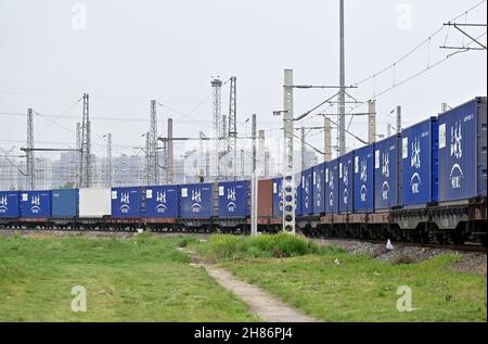 XI'an, la provincia cinese di Shaanxi. 13 aprile 2021. Il treno No. X9041, un treno merci Cina-Europa, si prepara a partire per il Kazakhstan dal porto internazionale di Xi'an a Xi'an, provincia di Shaanxi della Cina nord-occidentale, 13 aprile 2021. Credit: Yibo/Xinhua/Alamy Live News Foto Stock