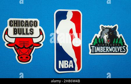 1 ottobre 2021, Springfield, USA, Emblems of the Chicago Bulls e Minnesota Timberwolves squadre di basket su sfondo blu. Foto Stock