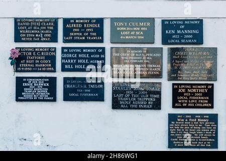 Targhe commemorative per coloro che hanno perso in mare su un muro nel Barbican a Plymouth, Devon, Regno Unito. Foto Stock