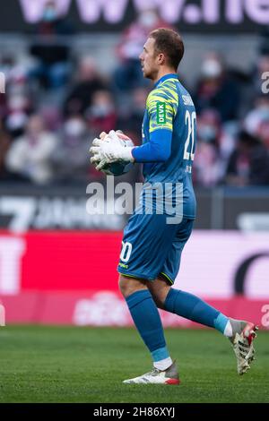 Colonia, Germania. 27 novembre 2021. Calcio: Bundesliga, 1° FC Colonia - Borussia Mönchengladbach, Matchday 13, RheinEnergieStadion. Il portiere di Colonia Marvin Schwäbe. Credit: Marius Becker/dpa - NOTA IMPORTANTE: In conformità con le norme del DFL Deutsche Fußball Liga e/o del DFB Deutscher Fußball-Bund, è vietato utilizzare o utilizzare fotografie scattate nello stadio e/o del match sotto forma di immagini di sequenza e/o serie di foto video-simili./dpa/Alamy Live News Foto Stock