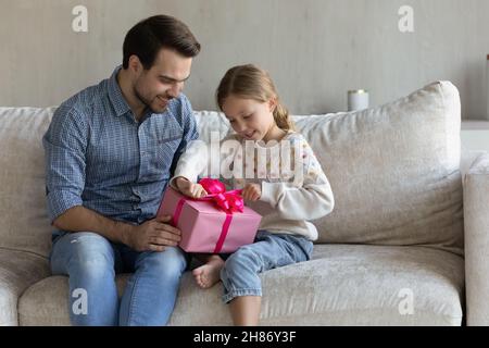 Curiosa bambina disimballaggio confezione confezione confezione regalo. Foto Stock