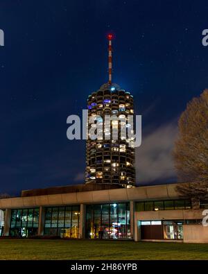 Edificio dominante di appartamenti e hotel ad Augsburg, Germania Foto Stock